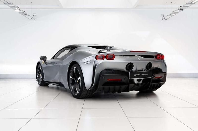 Usata Ferrari SF90 999 CV (734 kW) 2022 Grigio Cabrio