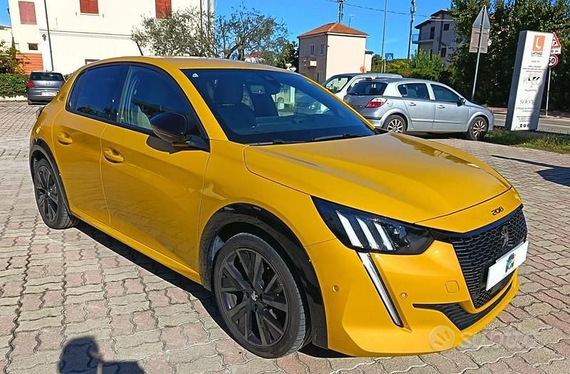 Usata Peugeot 208 GT 120 CV (88 kW) 2021 Giallo Utilitaria