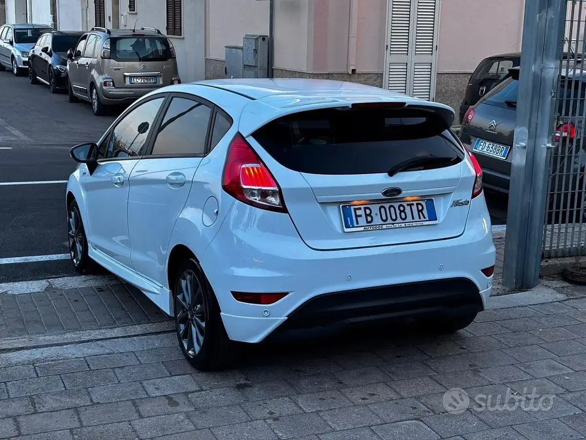 Usata Ford Fiesta ST-Line 75 CV (55 kW) 2017 Bianco Utilitaria