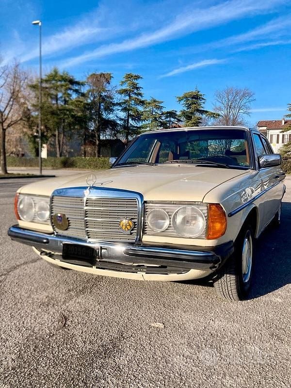 Usata Mercedes 200 1970 Berlina