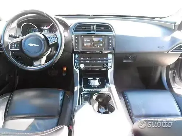 Usata Jaguar XE 180 CV (132 kW) 2015 Grigio Berlina