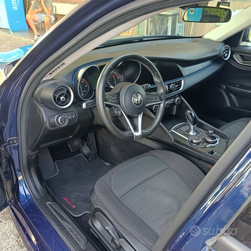 Usata Alfa Romeo Giulia 150 CV (110 kW) 2017 Blu Berlina