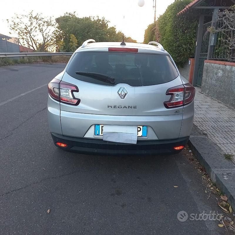 Grigio Usata 2016 Renault Mégane III Tre volumi | 7000 € - Immagine 1/3