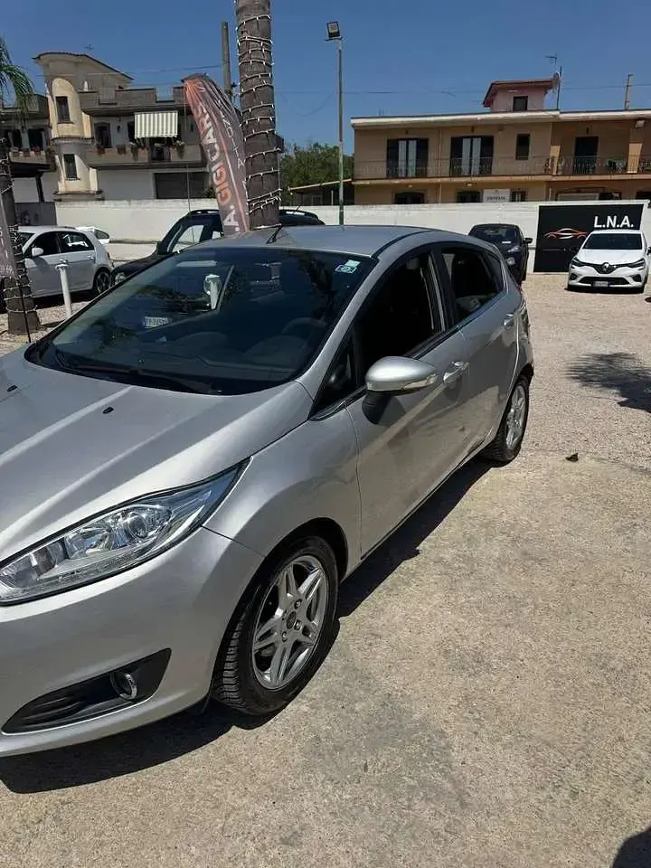 Usata Ford Fiesta Titanium 75 CV (55 kW) 2015 Grigio Utilitaria