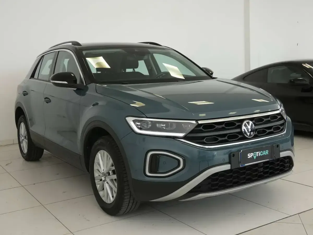 Usata VW T-Roc Life 110 CV (80 kW) 2023 Blu/azzurro SUV