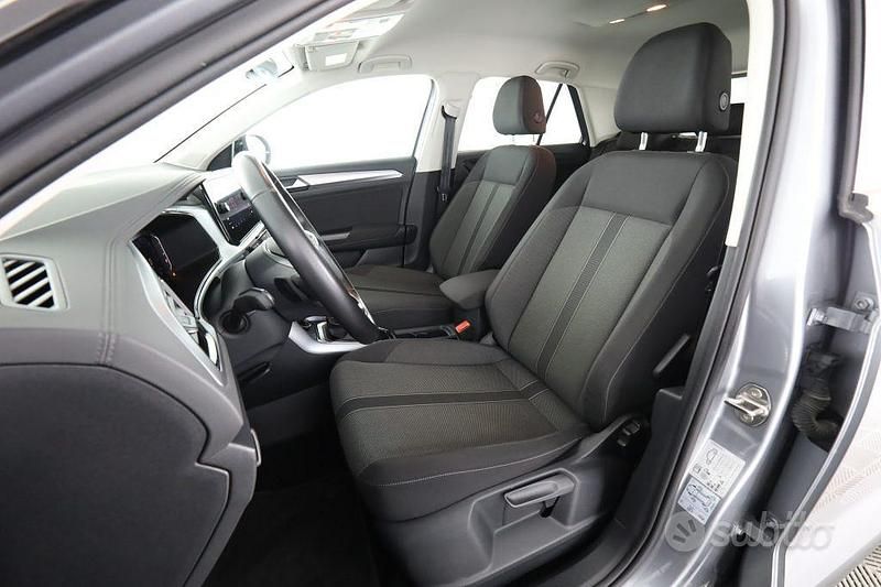 Usata VW T-Roc Sport 150 CV (110 kW) 2024 Pyrit silver con tetto nero pastello SUV