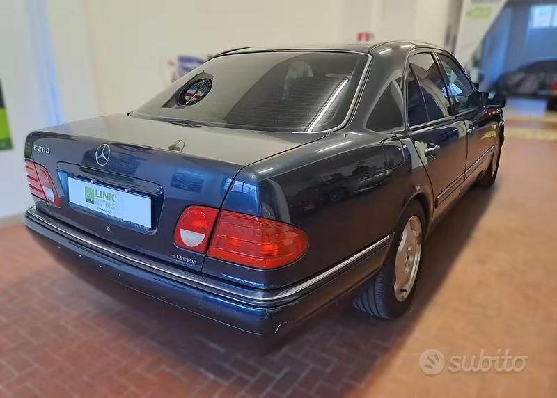 Usata Mercedes E200 Avantgarde 136 CV (100 kW) 1996 Blu Berlina