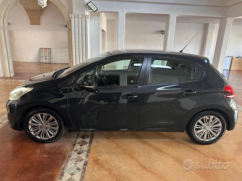 Usata Peugeot 208 Active 82 CV (60 kW) 2018 Blu Utilitaria