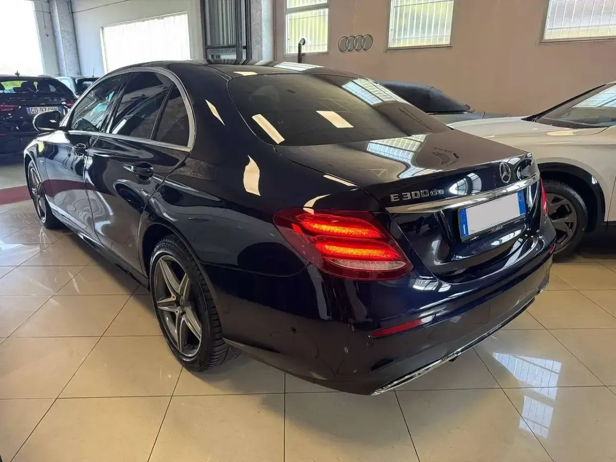 Usata Mercedes E300 306 CV (225 kW) 2019 Blu/azzurro Berlina