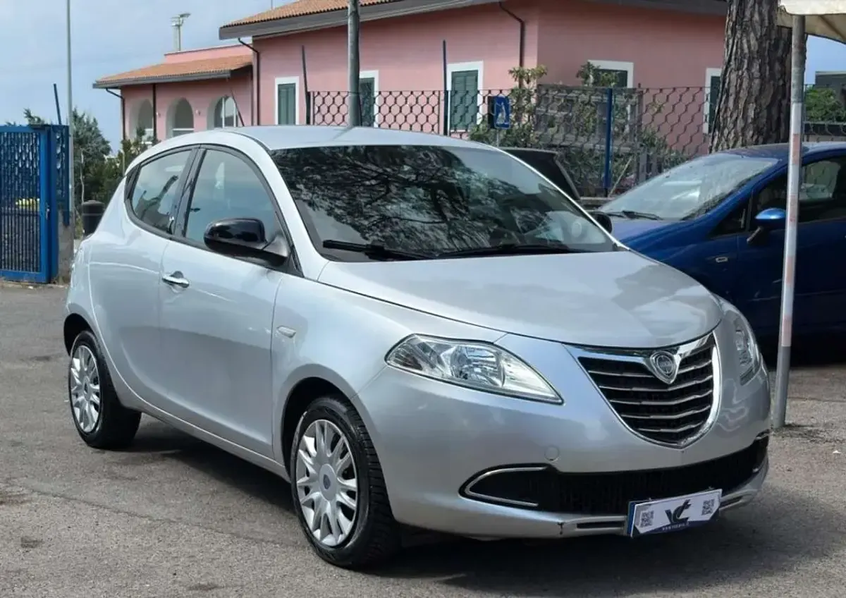 Usata Lancia Ypsilon Silver 69 CV (50 kW) 2014 Grigio Utilitaria
