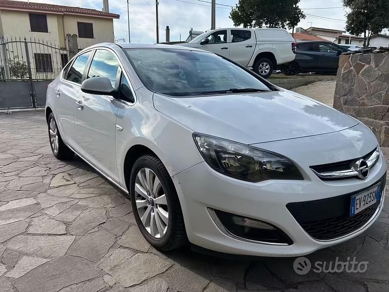 Usata Opel Astra 136 CV (100 kW) 2014 Bianco Berlina