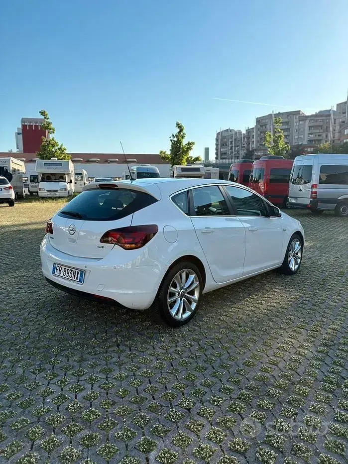 Usata Opel Astra 125 CV (91 kW) 2011 Bianco Berlina