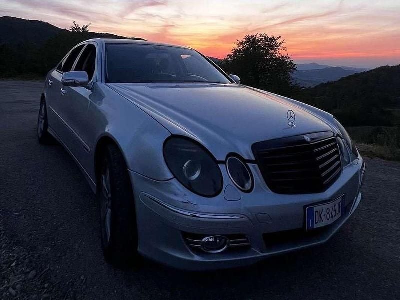 Grigio Usata 2007 Mercedes E320 Avantgarde Tre volumi | 3000 € (Super prezzo) - Immagine 1/4