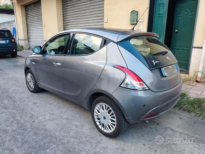 Usata Lancia Ypsilon 95 CV (69 kW) 2017 Grigio Utilitaria
