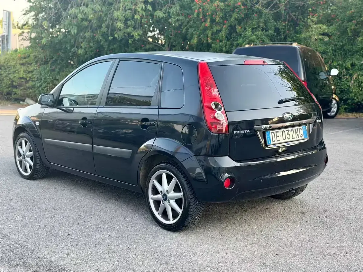Usata Ford Fiesta 90 CV (66 kW) 2006 Nero Utilitaria