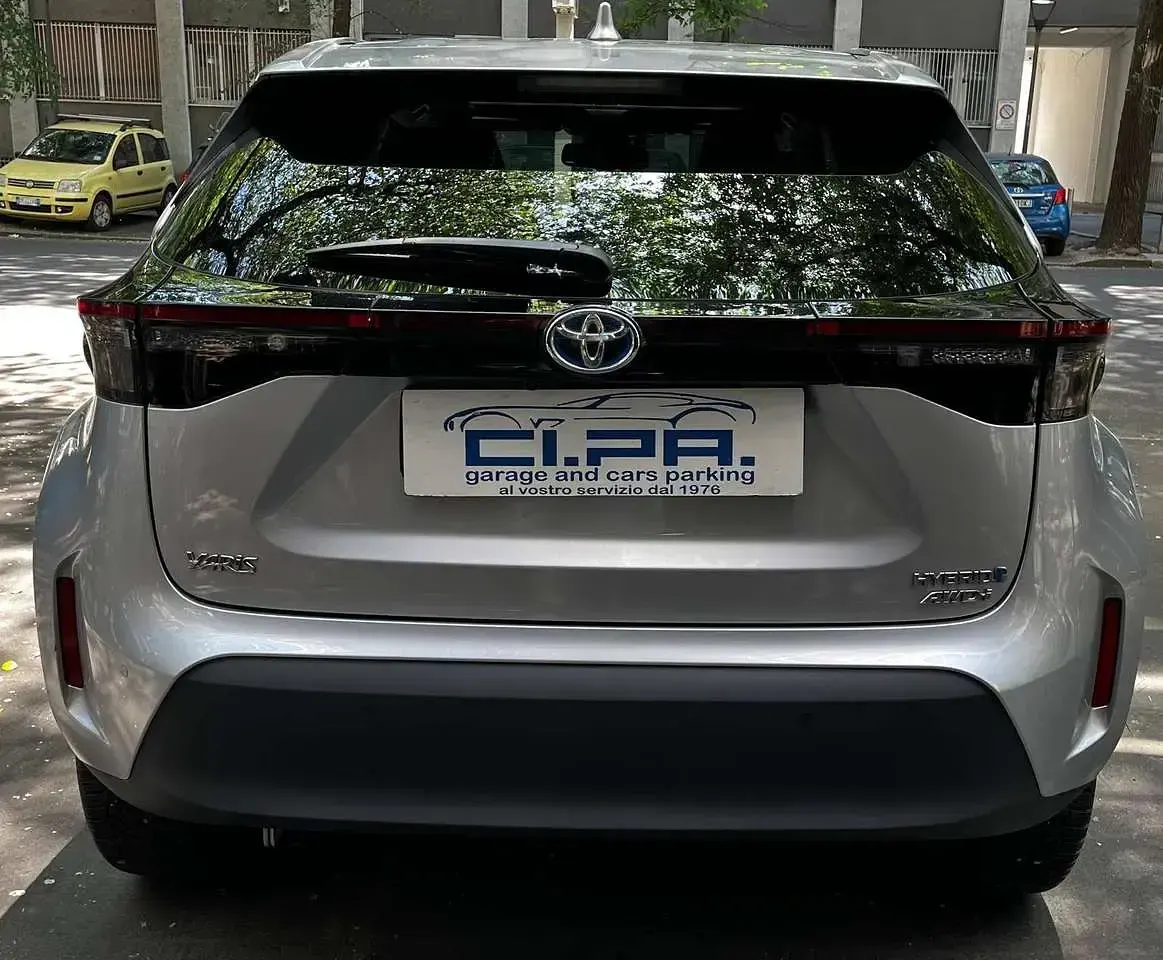 Usata Toyota Yaris Cross Lounge 110 CV (80 kW) 2022 Argento SUV