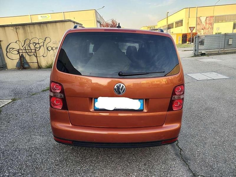 Usata VW Touran Highline 140 CV (102 kW) 2009 Arancione Monovolume
