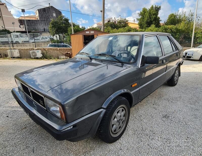 Usata Lancia Delta 78 CV (57 kW) 1985 Grigio Utilitaria