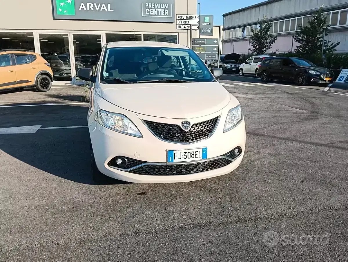 Usata Lancia Ypsilon Silver 69 CV (50 kW) 2017 Beige Utilitaria