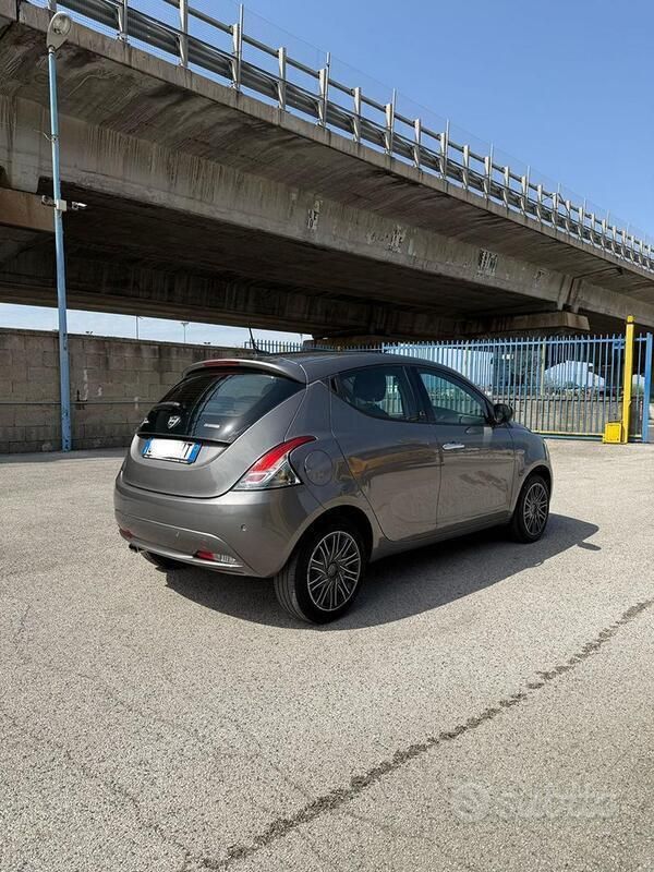 Usata Lancia Ypsilon 69 CV (50 kW) 2022 Grigio Utilitaria