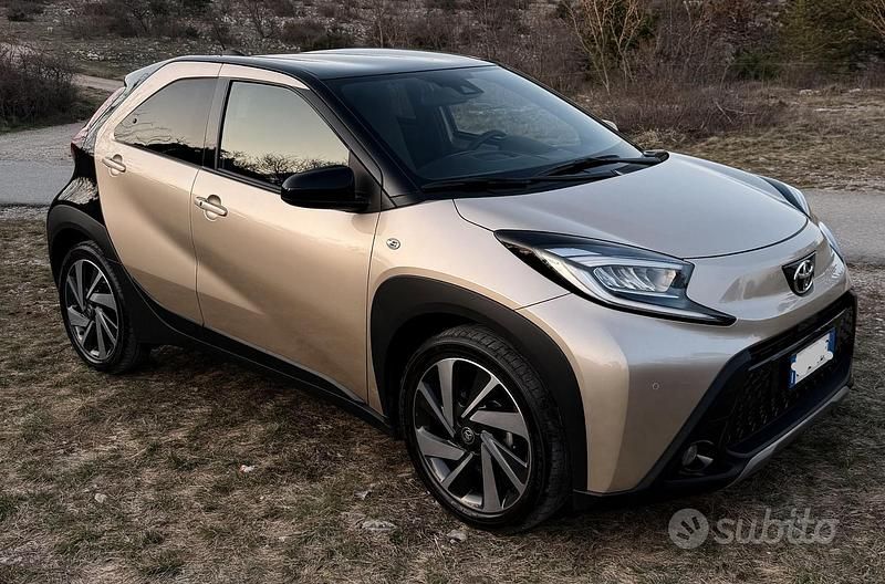 Usata Toyota Aygo X Edition 72 CV (52 kW) 2024 Oro SUV