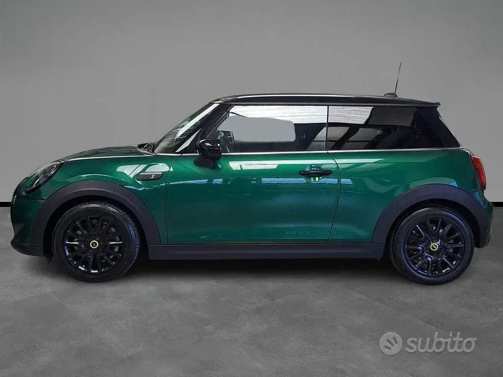 Usata Mini Cooper SE Classic 75 kW (102 CV) 2023 Verde / metallizzato Utilitaria