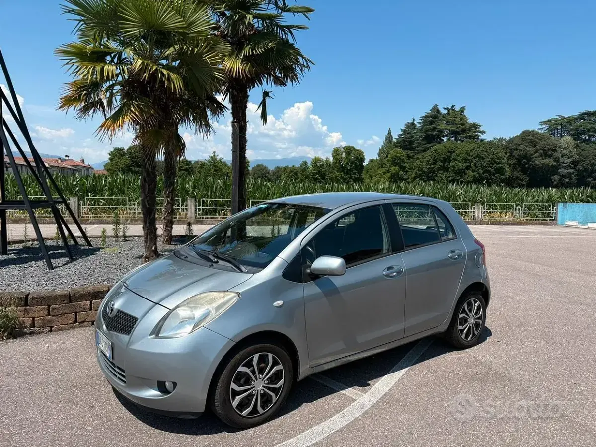 Usata Toyota Yaris 87 CV (63 kW) 2007 Grigio Utilitaria