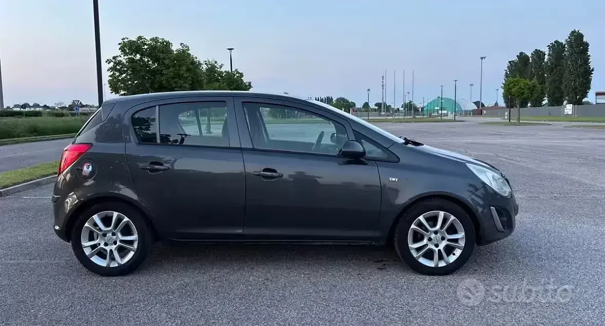 Usata Opel Corsa 95 CV (69 kW) 2011 Nero Utilitaria