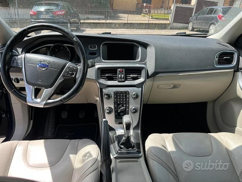 Usata Volvo V40 Ocean Race 150 CV (110 kW) 2016 Blu Berlina