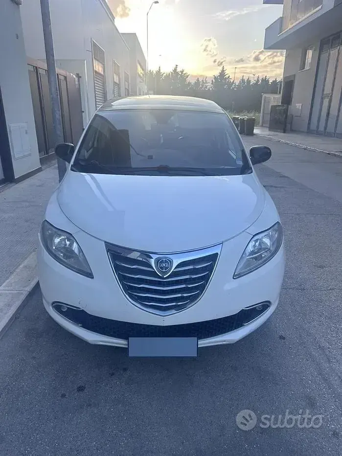 Usata Lancia Ypsilon 95 CV (69 kW) 2011 Bianco Utilitaria