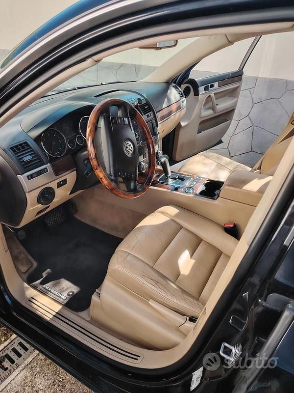 Nero Usata 2007 VW Touareg Exclusive SUV | 6800 € (Buon prezzo) - Immagine 1/4