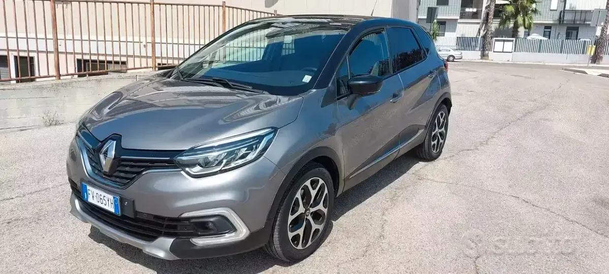 Usata Renault Captur 110 CV (80 kW) 2019 Grigio SUV