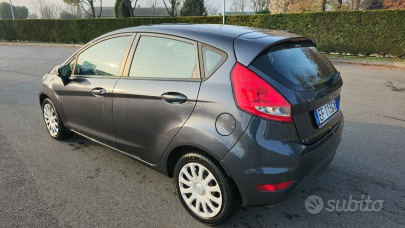 Usata Ford Fiesta 96 CV (70 kW) 2010 Grigio Utilitaria