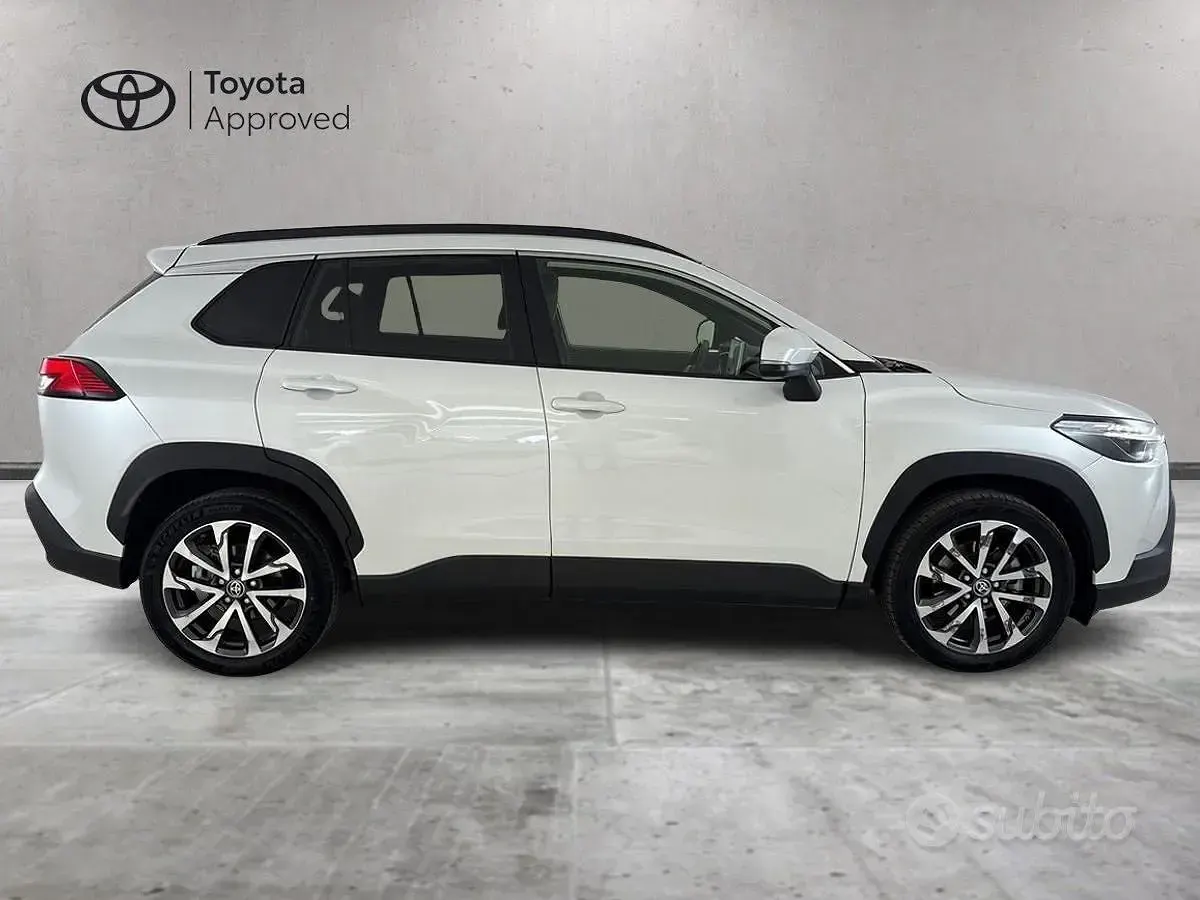 Usata Toyota Corolla Cross Lounge 197 CV (144 kW) 2023 Bianco SUV