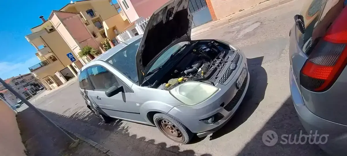 Occasion Ford Fiesta 68 ch (50 kW) 2003 Gris Citadine