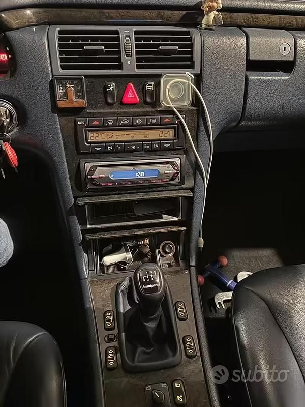Begagnad Mercedes E200 Avantgarde 136 HK (100 kW) 1996 Blå Sedan