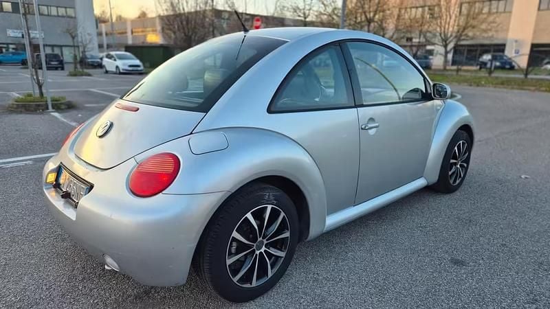 Usata VW New Beetle 102 CV (75 kW) 2001 Argento Utilitaria