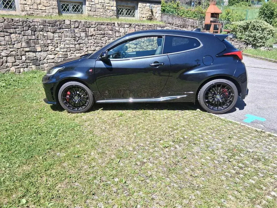 Usata Toyota Yaris 280 CV (205 kW) 2024 Nero Utilitaria
