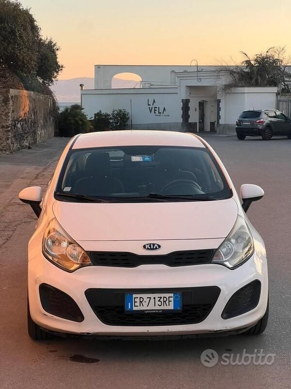 Bianco Usata 2014 Kia Rio Due volumi | 5200 € (Ottimo prezzo) - Immagine 1/4