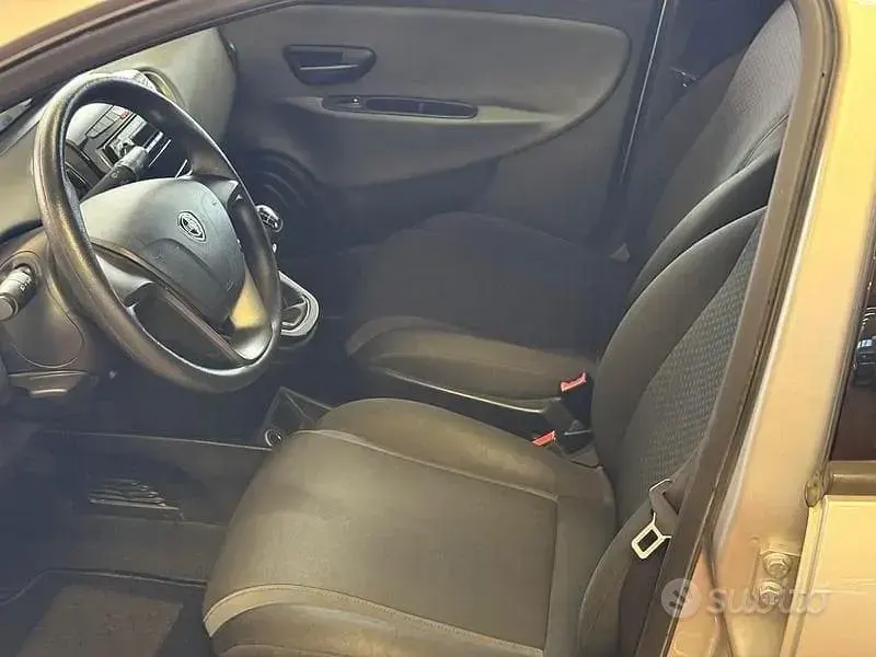 Usata Lancia Ypsilon Silver 69 CV (50 kW) 2016 Grigio Utilitaria