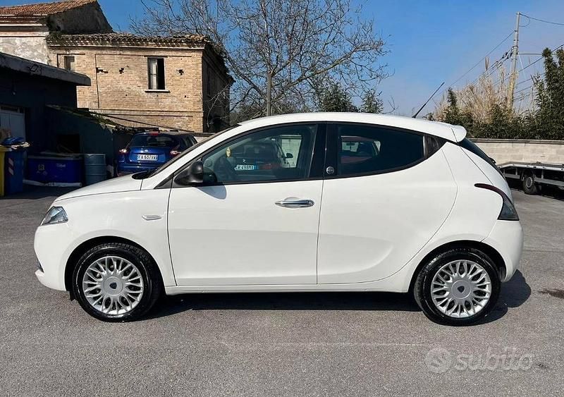 Usata Lancia Ypsilon 69 CV (50 kW) 2016 Bianco Utilitaria
