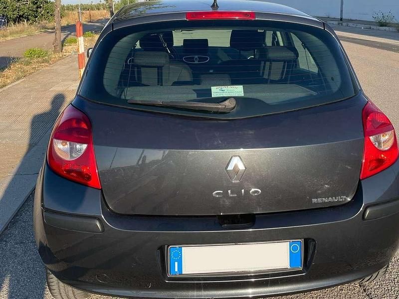 Usata Renault Clio II Dynamique 75 CV (55 kW) 2006 Nero Berlina