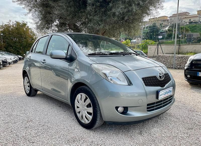 Grigio Usata 2008 Toyota Yaris Tre volumi | 3980 € (Buon prezzo) - Immagine 1/4