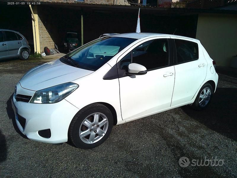 Usata Toyota Yaris Lounge 69 CV (50 kW) 2012 Bianco Berlina
