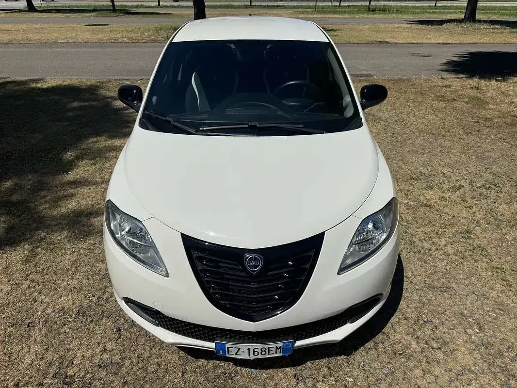 Usata Lancia Ypsilon 69 CV (50 kW) 2015 Bianco Utilitaria