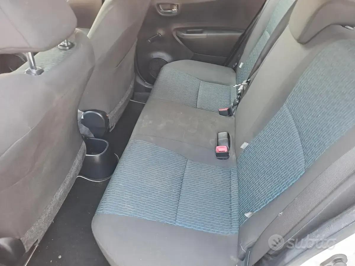 Usata Toyota Yaris Lounge 90 CV (66 kW) 2012 Bianco Utilitaria