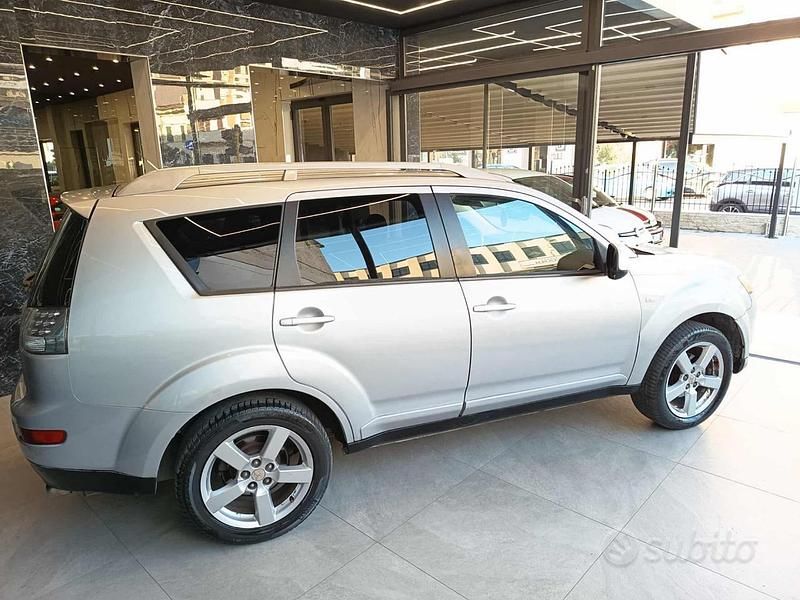 Usata Mitsubishi Outlander Invite 140 CV (102 kW) 2007 Grigio scuro SUV