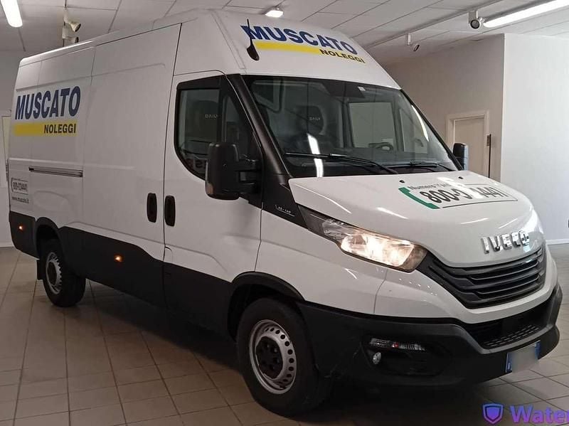 Usata Iveco Daily 136 CV (100 kW) 2022 Bianco Furgone