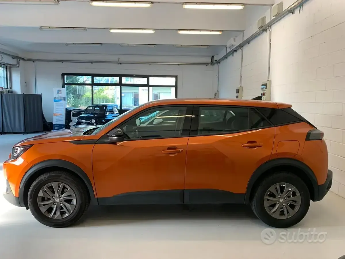 Usata Peugeot 2008 Allure 102 CV (75 kW) 2023 Arancione SUV