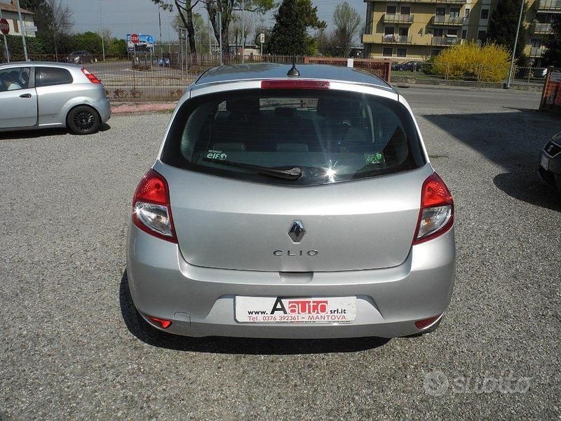 Usata Renault Clio II 65 CV (47 kW) 2010 Grigio Berlina